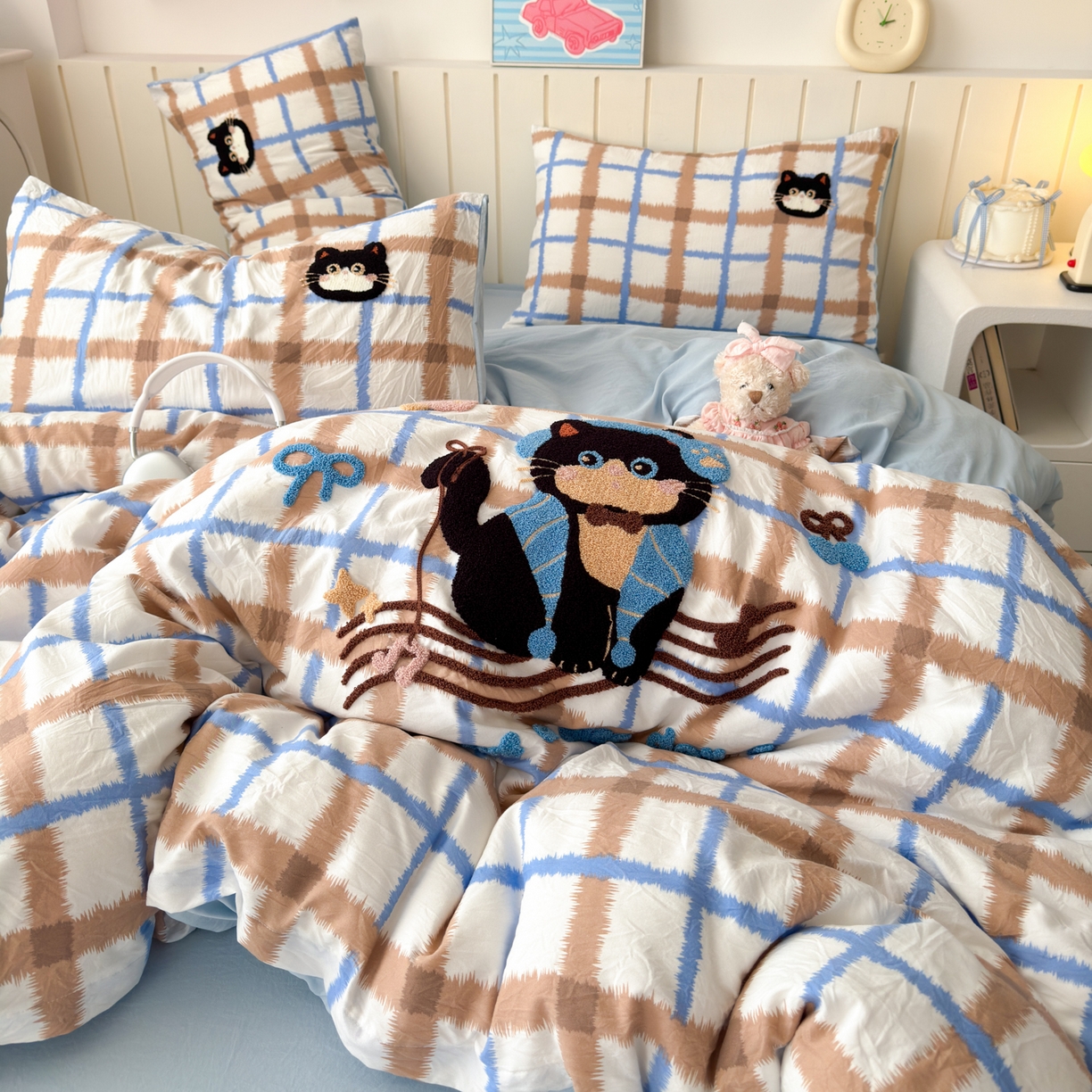 91家纺网 家纺一手货源 找家纺 欣宜家纺 2026新款云朵棉毛巾绣床上四件套卡通被套床单学生宿舍三件套 音乐小猫