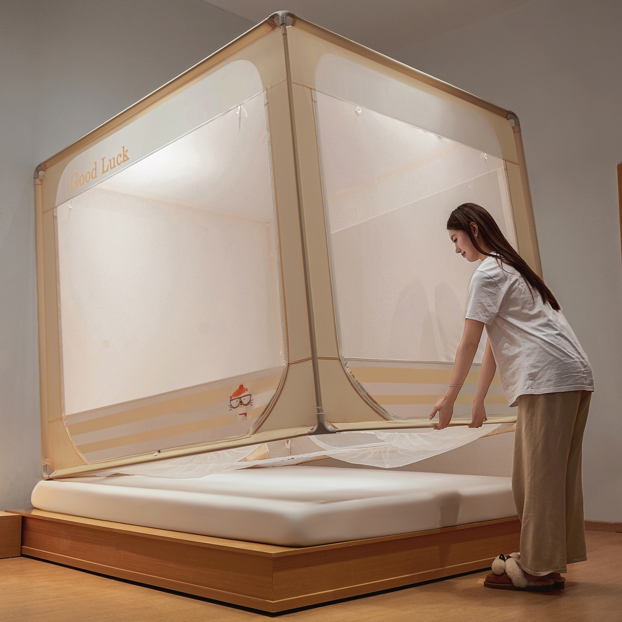 91家纺网 家纺一手货源 找家纺 （总）雪姿家纺 2026新款外穿杆三开u型门回底床笠款防摔蚊帐-星梦