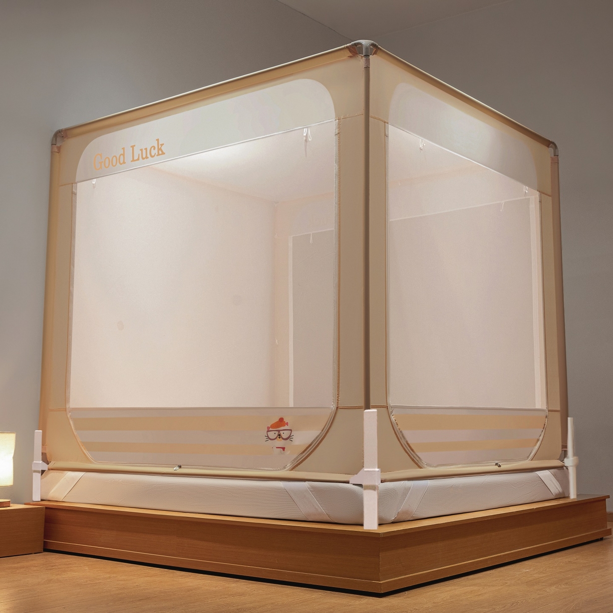 91家纺网 家纺一手货源 找家纺 雪姿家纺 2026新款外穿杆三开u型门回底床笠款防摔蚊帐-星梦 星梦-浅米色