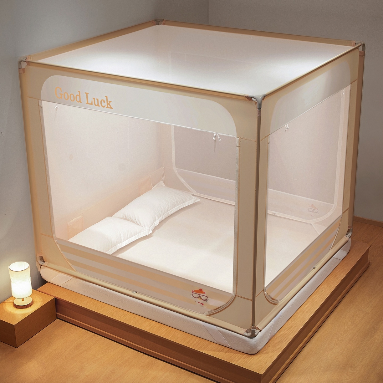 91家纺网 家纺一手货源 找家纺 雪姿家纺 2026新款外穿杆三开u型门回底床笠款防摔蚊帐-星梦 星梦-浅米色