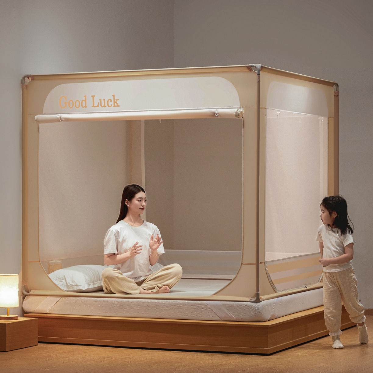 91家纺网 家纺一手货源 找家纺 雪姿家纺 2026新款外穿杆三开u型门回底床笠款防摔蚊帐-星梦 星梦-浅米色