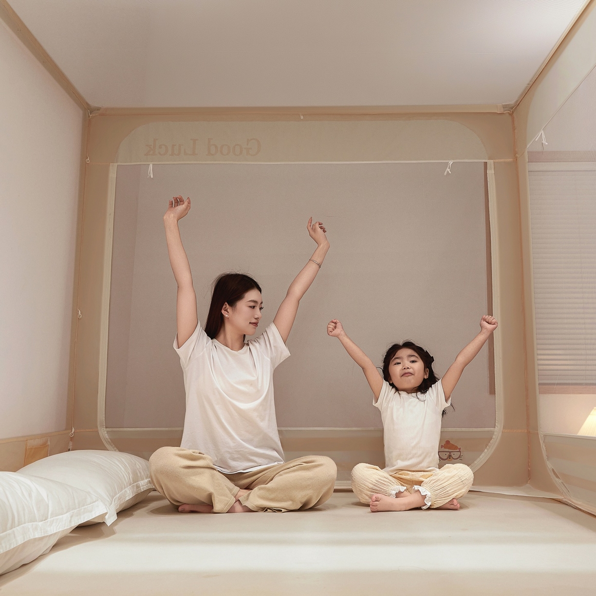 91家纺网 家纺一手货源 找家纺 雪姿家纺 2026新款外穿杆三开u型门回底床笠款防摔蚊帐-星梦 星梦-浅米色