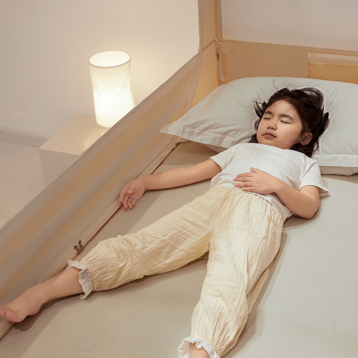 91家纺网 家纺一手货源 找家纺 雪姿家纺 2026新款外穿杆三开u型门回底床笠款防摔蚊帐-星梦 星梦-浅米色