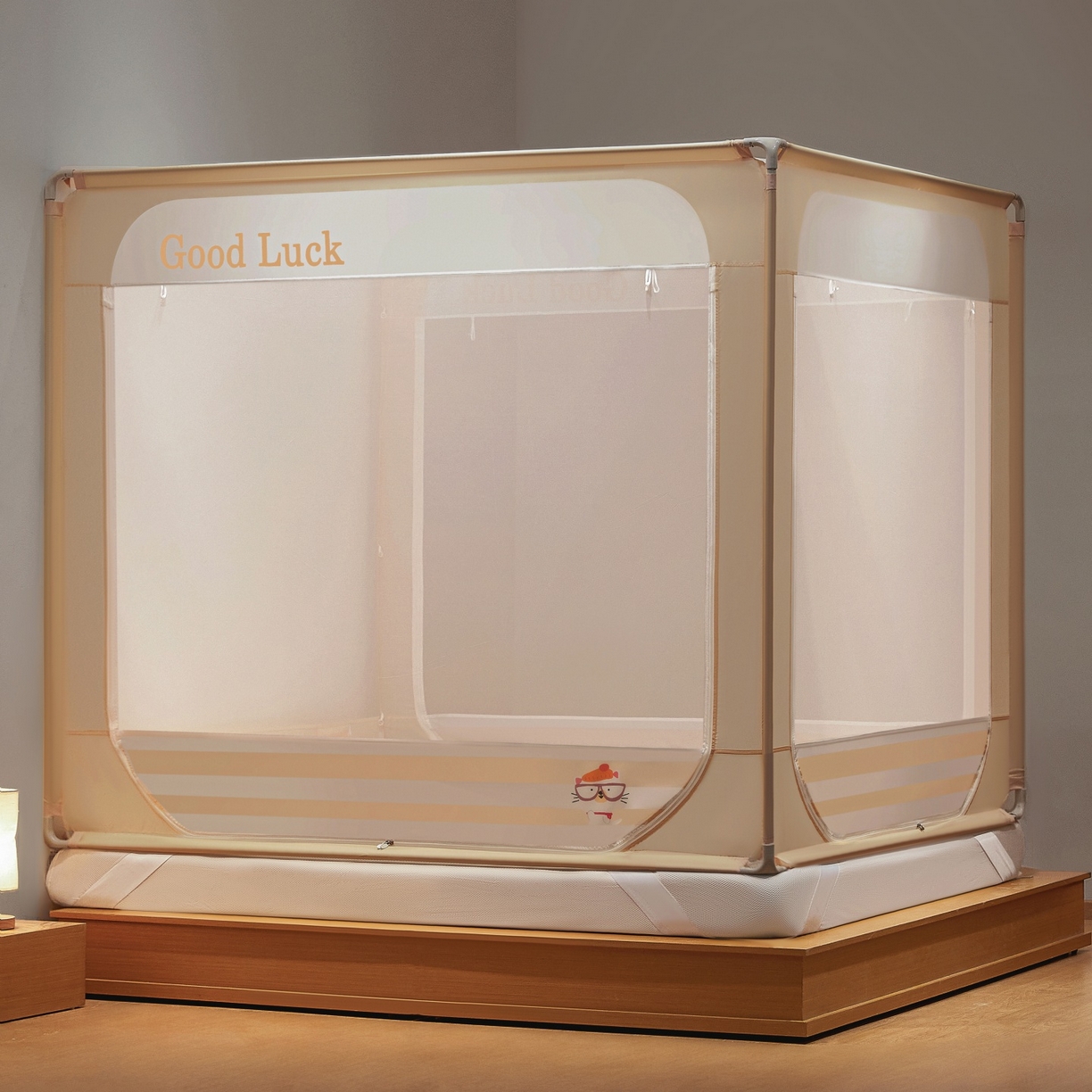 91家纺网 家纺一手货源 找家纺 雪姿家纺 2026新款外穿杆三开u型门回底床笠款防摔蚊帐-星梦 星梦-浅米色