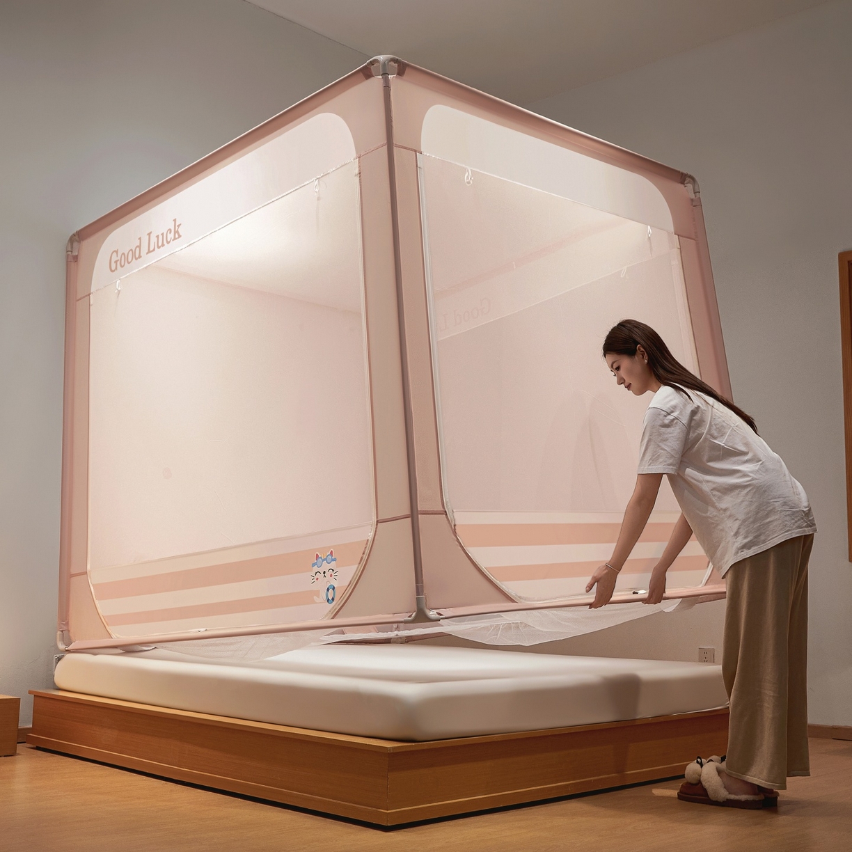 91家纺网 家纺一手货源 找家纺 雪姿家纺 2026新款外穿杆三开u型门回底床笠款防摔蚊帐-星梦 星梦-浅粉玉