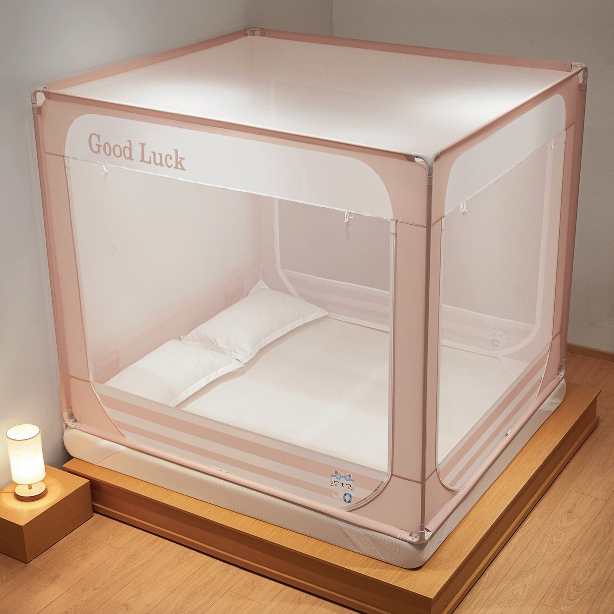 91家纺网 家纺一手货源 找家纺 雪姿家纺 2026新款外穿杆三开u型门回底床笠款防摔蚊帐-星梦 星梦-浅粉玉