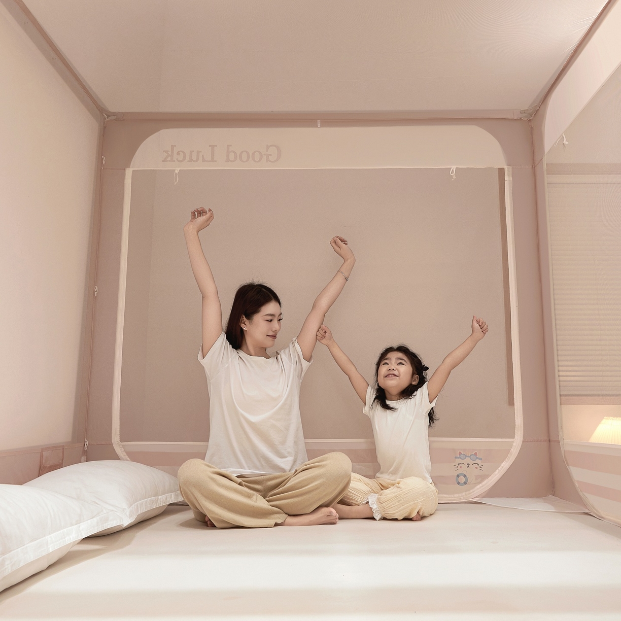 91家纺网 家纺一手货源 找家纺 雪姿家纺 2026新款外穿杆三开u型门回底床笠款防摔蚊帐-星梦 星梦-浅粉玉