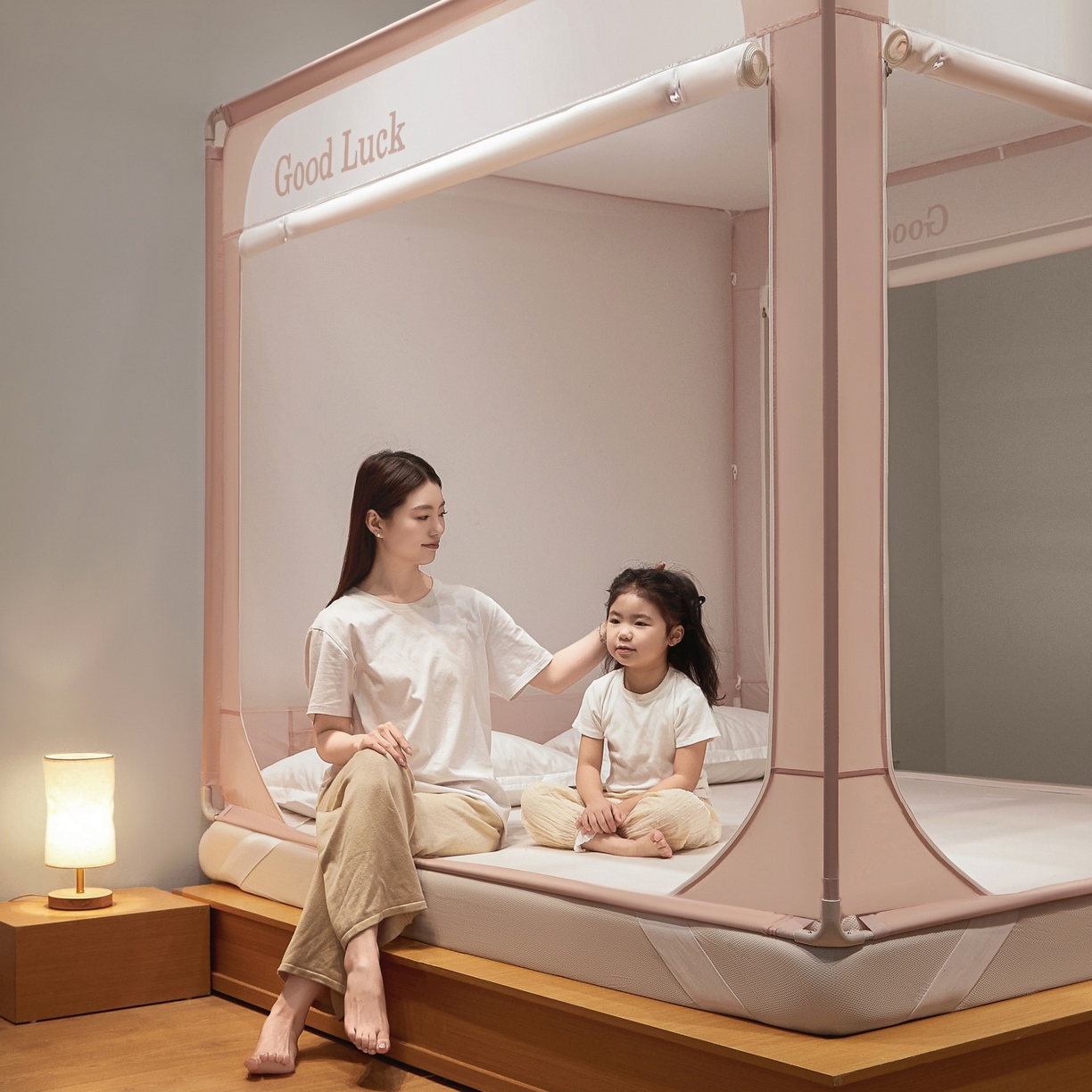 91家纺网 家纺一手货源 找家纺 雪姿家纺 2026新款外穿杆三开u型门回底床笠款防摔蚊帐-星梦 星梦-浅粉玉