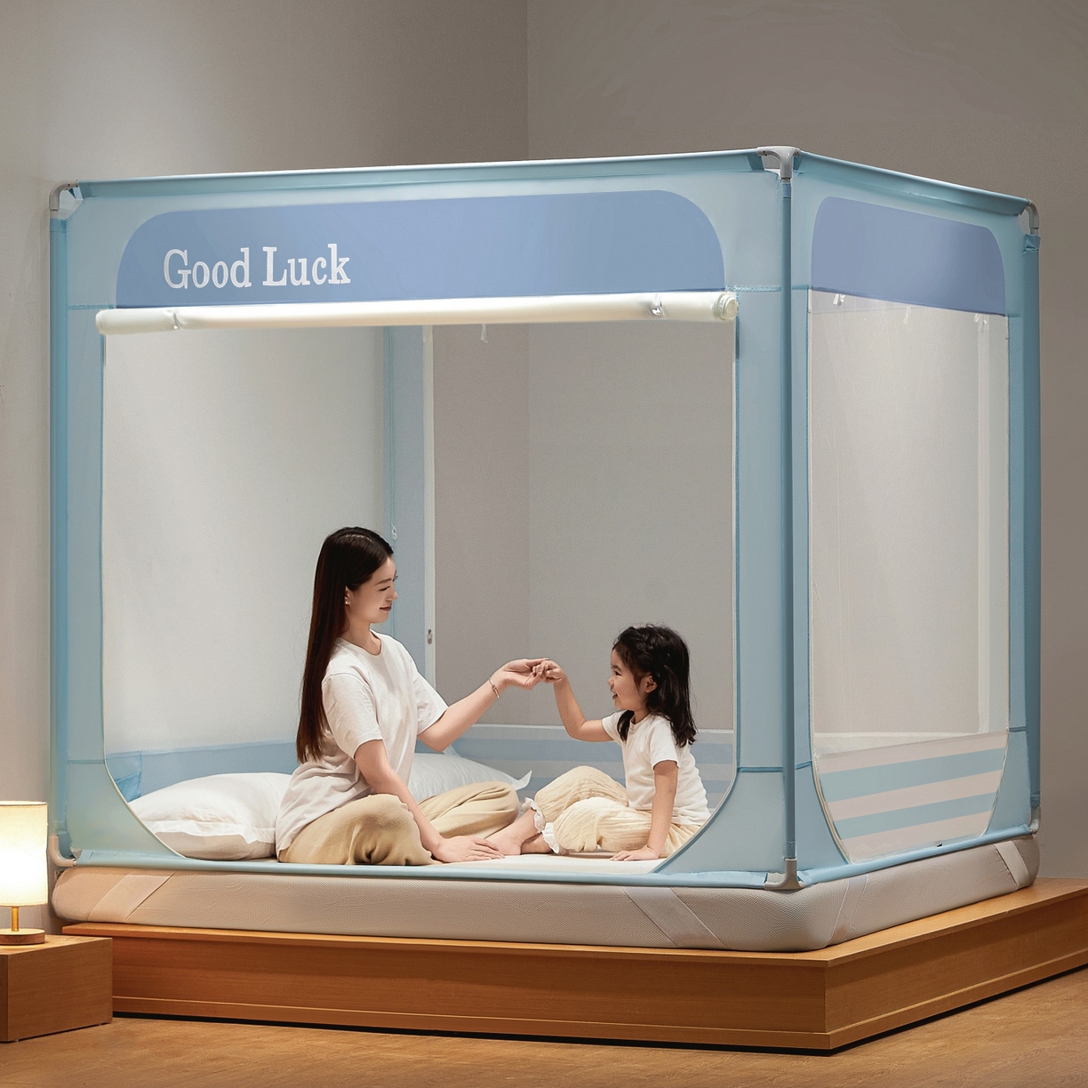 91家纺网 家纺一手货源 找家纺 雪姿家纺 2026新款外穿杆三开u型门回底床笠款防摔蚊帐-星梦 星梦-浅水蓝