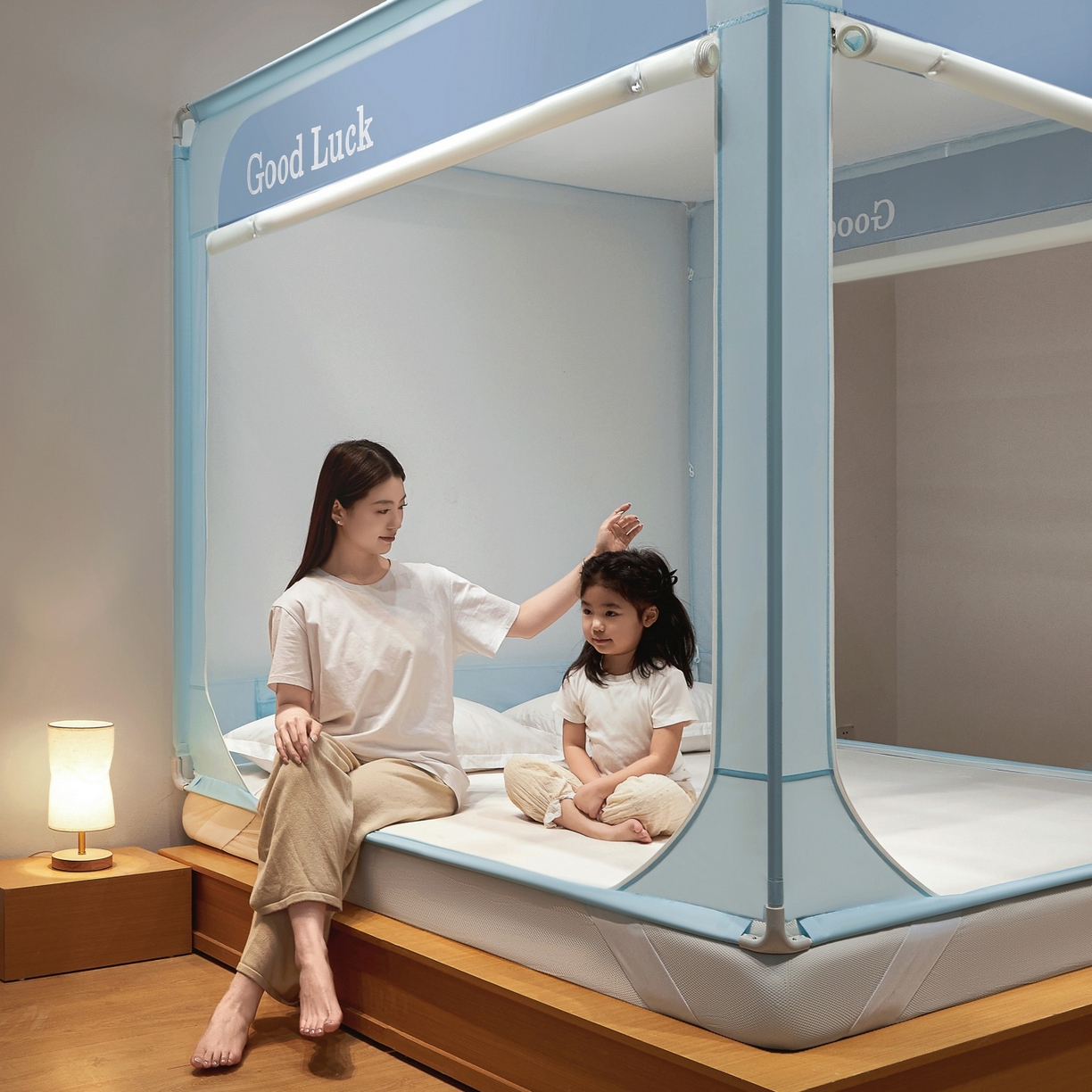 91家纺网 家纺一手货源 找家纺 雪姿家纺 2026新款外穿杆三开u型门回底床笠款防摔蚊帐-星梦 星梦-浅水蓝