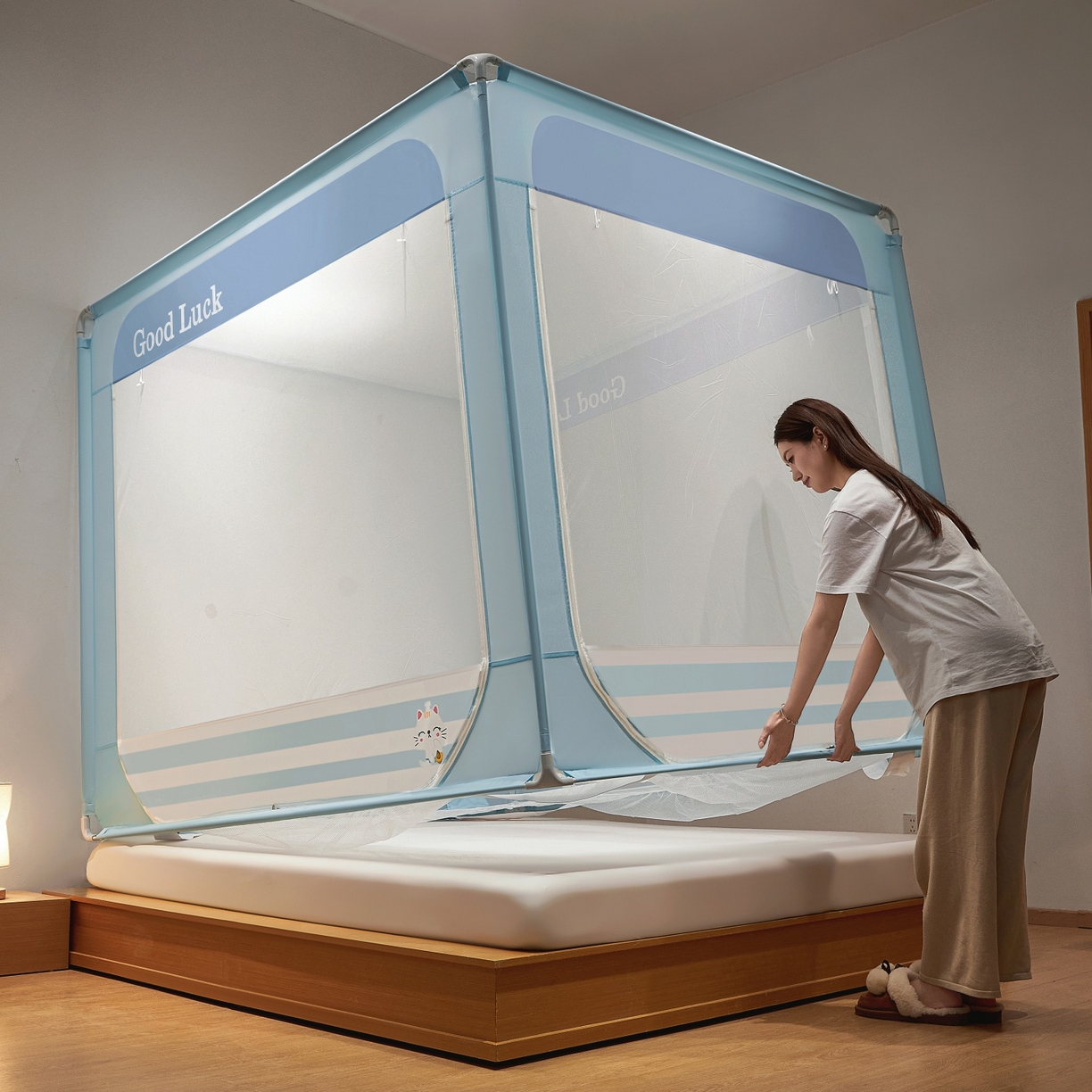 91家纺网 家纺一手货源 找家纺 雪姿家纺 2026新款外穿杆三开u型门回底床笠款防摔蚊帐-星梦 星梦-浅水蓝