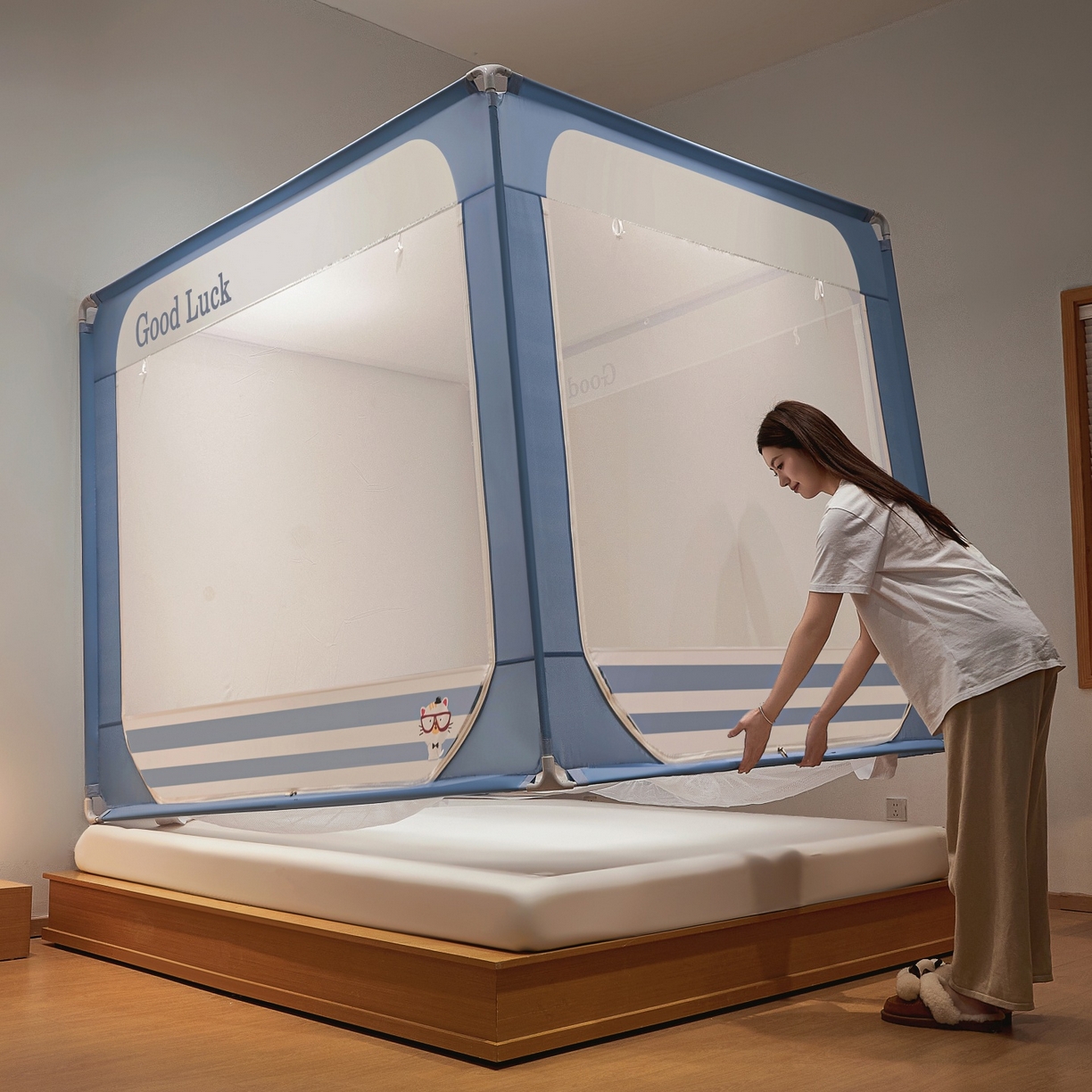 91家纺网 家纺一手货源 找家纺 雪姿家纺 2026新款外穿杆三开u型门回底床笠款防摔蚊帐-星梦 星梦-星蓝色