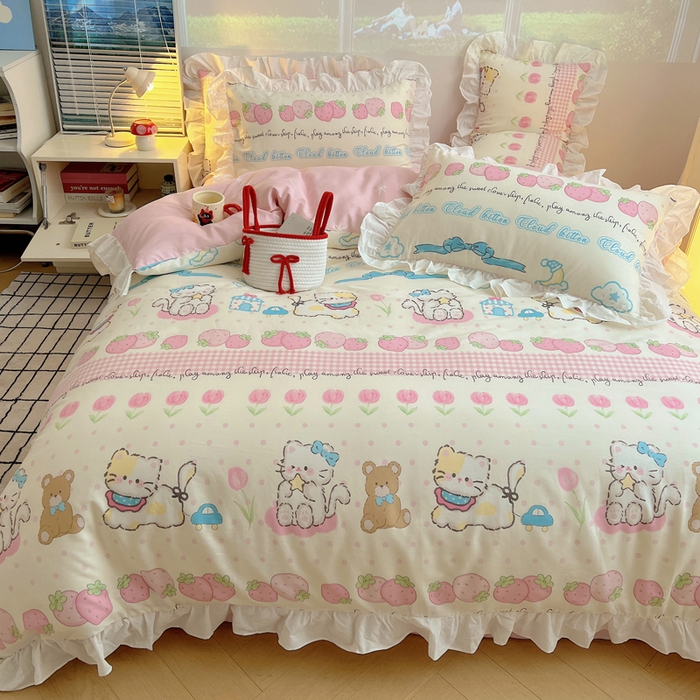 91家纺网 家纺一手货源 找家纺 六巷胡同 2026新款韩式INS减龄花边款全棉卡通四件套（会员-5元) 花边草莓小花猫