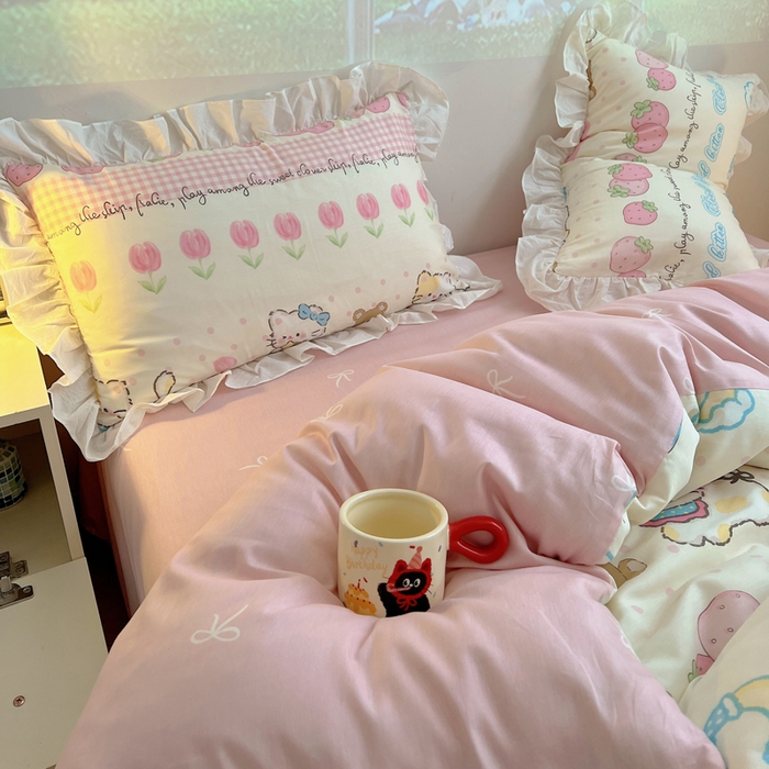 91家纺网 家纺一手货源 找家纺 六巷胡同 2026新款韩式INS减龄花边款全棉卡通四件套（会员-5元) 花边草莓小花猫