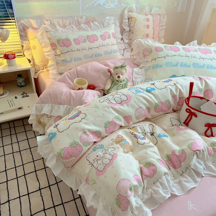 91家纺网 家纺一手货源 找家纺 六巷胡同 2026新款韩式INS减龄花边款全棉卡通四件套（会员-5元) 花边草莓小花猫