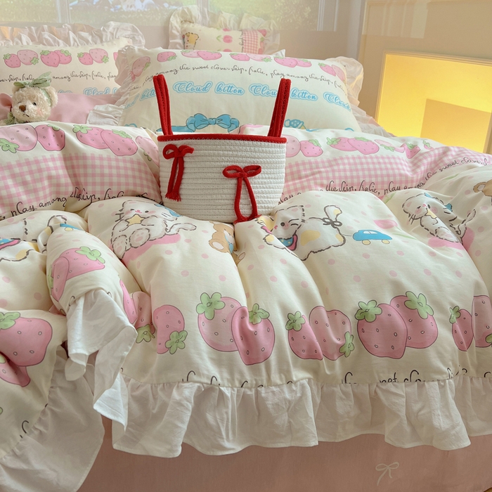 91家纺网 家纺一手货源 找家纺 六巷胡同 2026新款韩式INS减龄花边款全棉卡通四件套（会员-5元) 花边草莓小花猫