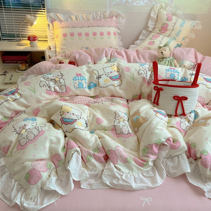 91家纺网 家纺一手货源 找家纺 六巷胡同 2026新款韩式INS减龄花边款全棉卡通四件套（会员-5元) 花边草莓小花猫