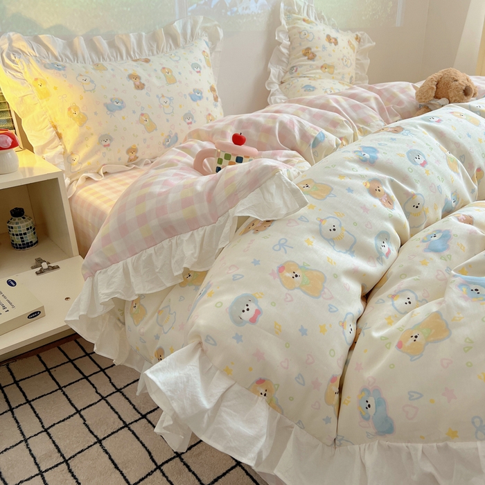 91家纺网 家纺一手货源 找家纺 六巷胡同 2026新款韩式INS减龄花边款全棉卡通四件套（会员-5元) 花边童话涂鸦狗