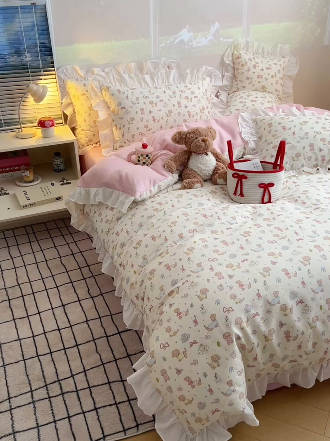 91家纺网 家纺一手货源 找家纺 六巷胡同 2026新款韩式INS减龄花边款全棉卡通四件套（会员-5元) 花边狗狗见面会