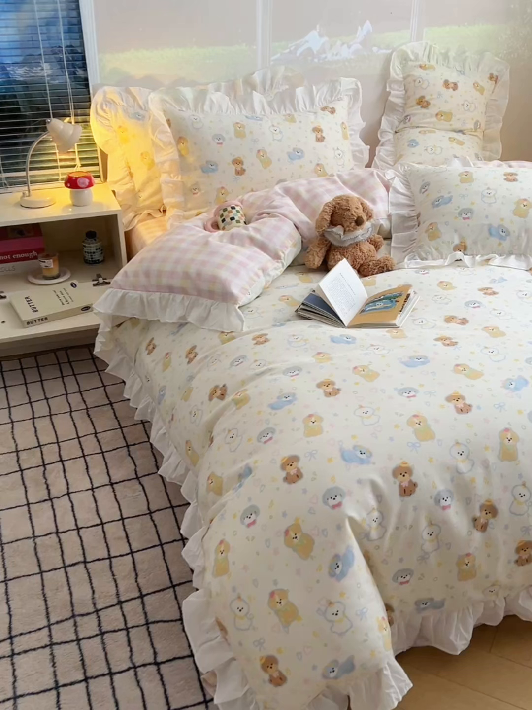 91家纺网 家纺一手货源 找家纺 六巷胡同 2026新款韩式INS减龄花边款全棉卡通四件套（会员-5元) 花边童话涂鸦狗