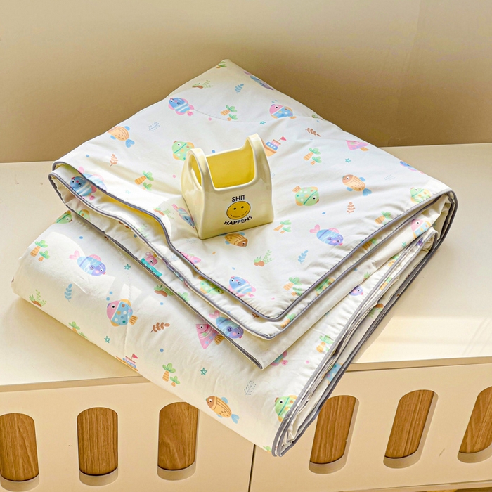 91家纺网 家纺一手货源 找家纺 十九色 2026新款宝宝幼儿园小被子儿童夏凉被夏季夏被空调被 好多鱼