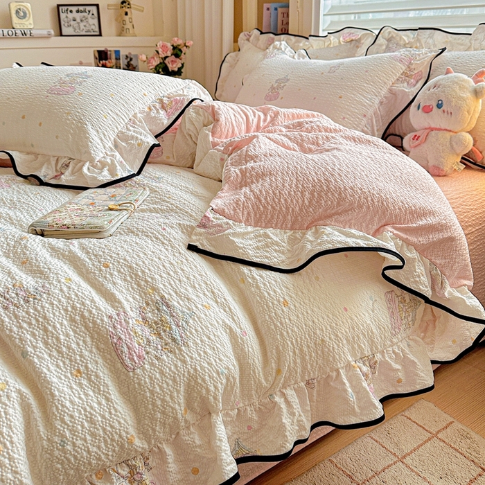 91家纺网 家纺一手货源 找家纺 芯贝儿 2026新品加厚法式泡芙棉水洗棉云感皱皱双层纱花边四件套 旋转木马