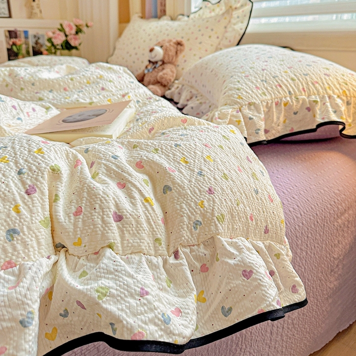 91家纺网 家纺一手货源 找家纺 芯贝儿 2026新品加厚法式泡芙棉水洗棉云感皱皱双层纱花边四件套 彩色爱心