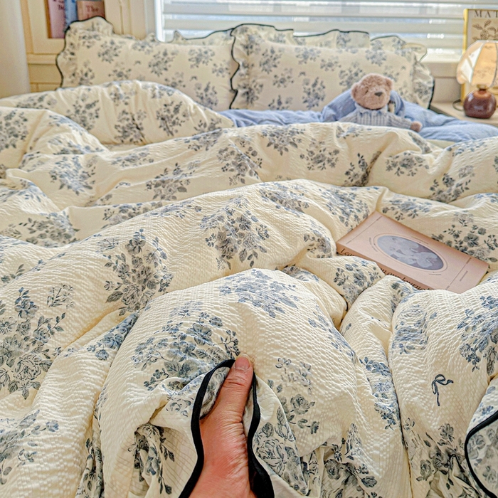 91家纺网 家纺一手货源 找家纺 芯贝儿 2026新品加厚法式泡芙棉水洗棉云感皱皱双层纱花边四件套 青花