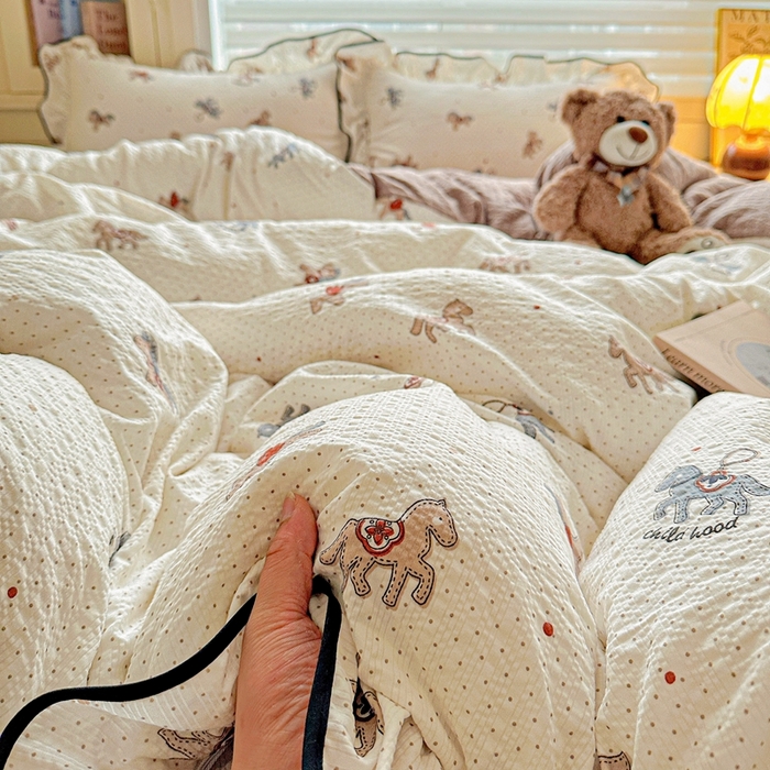 91家纺网 家纺一手货源 找家纺 芯贝儿 2026新品加厚法式泡芙棉水洗棉云感皱皱双层纱花边四件套 小飞马