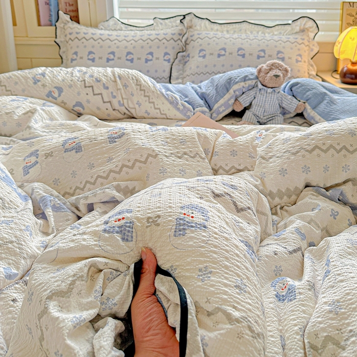 91家纺网 家纺一手货源 找家纺 芯贝儿 2026新品加厚法式泡芙棉水洗棉云感皱皱双层纱花边四件套 小雪人