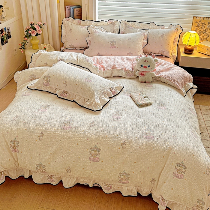 91家纺网 家纺一手货源 找家纺 芯贝儿 2026新品加厚法式泡芙棉水洗棉云感皱皱双层纱花边四件套 旋转木马