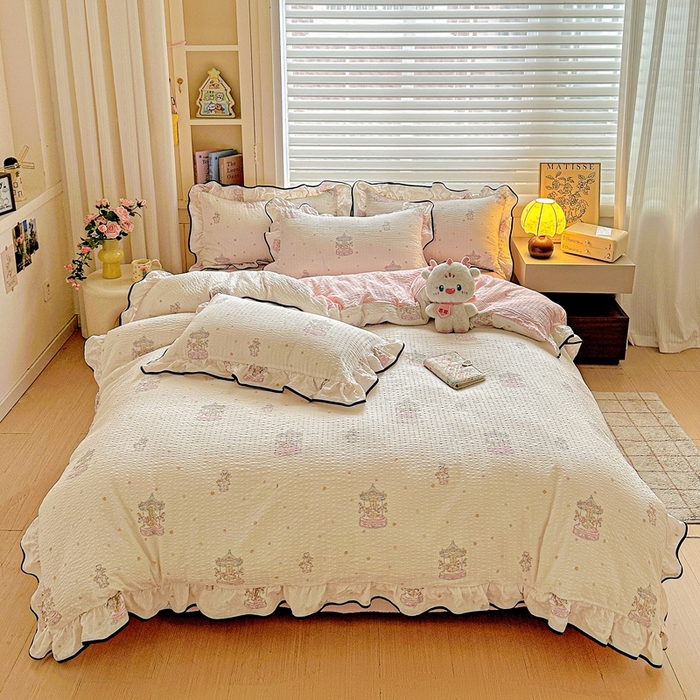 91家纺网 家纺一手货源 找家纺 芯贝儿 2026新品加厚法式泡芙棉水洗棉云感皱皱双层纱花边四件套 旋转木马