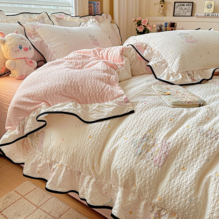 91家纺网 家纺一手货源 找家纺 芯贝儿 2026新品加厚法式泡芙棉水洗棉云感皱皱双层纱花边四件套 旋转木马