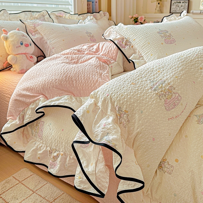 91家纺网 家纺一手货源 找家纺 芯贝儿 2026新品加厚法式泡芙棉水洗棉云感皱皱双层纱花边四件套 旋转木马