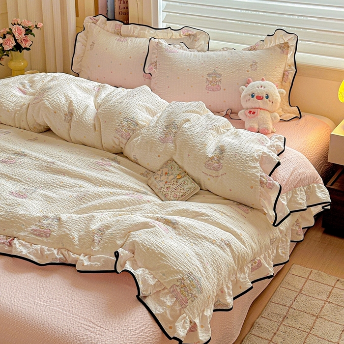 91家纺网 家纺一手货源 找家纺 芯贝儿 2026新品加厚法式泡芙棉水洗棉云感皱皱双层纱花边四件套 旋转木马