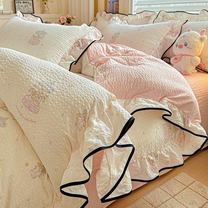 91家纺网 家纺一手货源 找家纺 芯贝儿 2026新品加厚法式泡芙棉水洗棉云感皱皱双层纱花边四件套 旋转木马