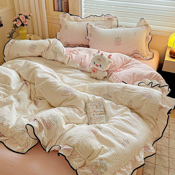 91家纺网 家纺一手货源 找家纺 芯贝儿 2026新品加厚法式泡芙棉水洗棉云感皱皱双层纱花边四件套 旋转木马