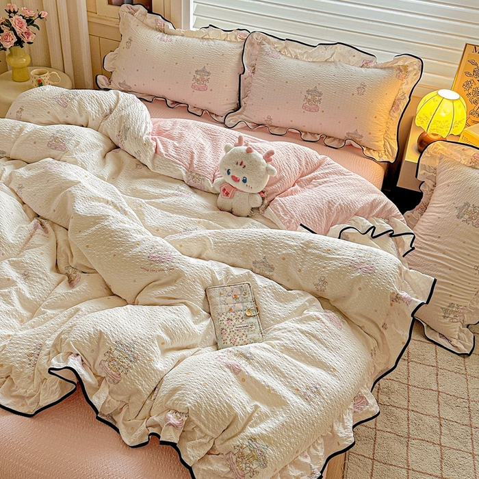 91家纺网 家纺一手货源 找家纺 芯贝儿 2026新品加厚法式泡芙棉水洗棉云感皱皱双层纱花边四件套 旋转木马