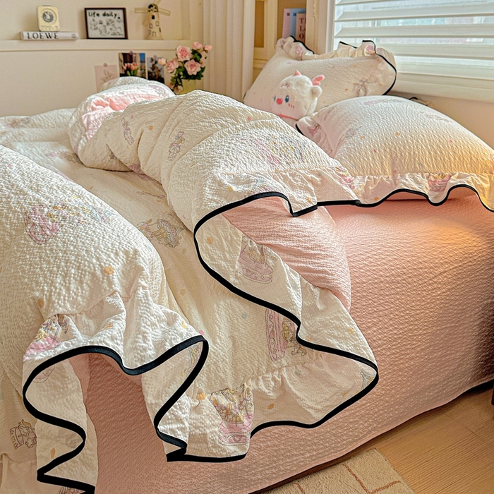 91家纺网 家纺一手货源 找家纺 芯贝儿 2026新品加厚法式泡芙棉水洗棉云感皱皱双层纱花边四件套 旋转木马