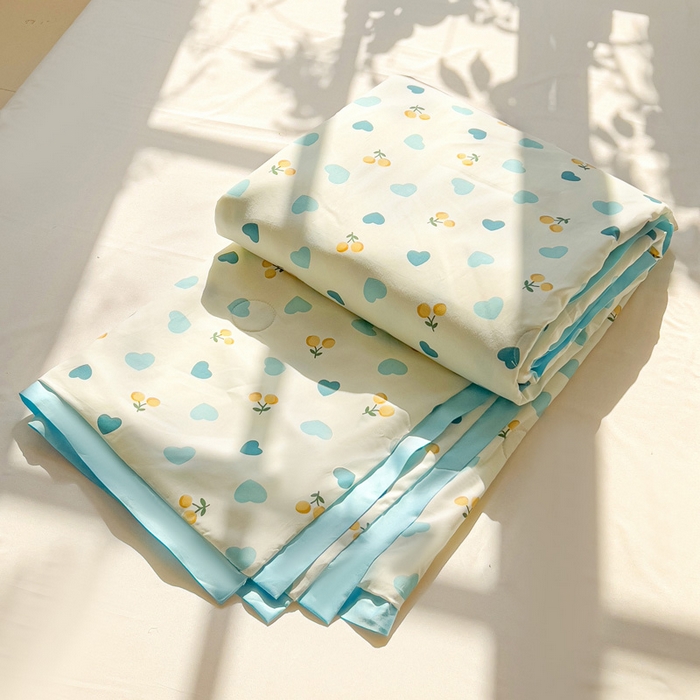 91家纺网 家纺一手货源 找家纺 十九色 2026新款液态硅胶奶嘴同源天丝棉飞边凉感夏被夏凉被空调被 小蓝心