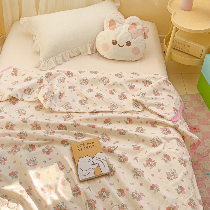 91家纺网 家纺一手货源 找家纺 十九色 2026新款液态硅胶奶嘴同源天丝棉飞边凉感夏被夏凉被空调被 草莓多多