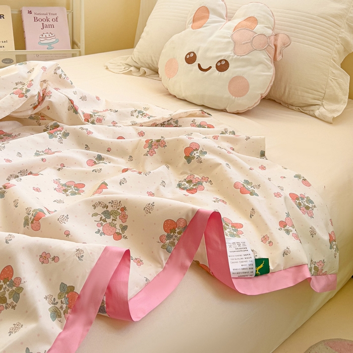 91家纺网 家纺一手货源 找家纺 十九色 2026新款液态硅胶奶嘴同源天丝棉飞边凉感夏被夏凉被空调被 草莓多多