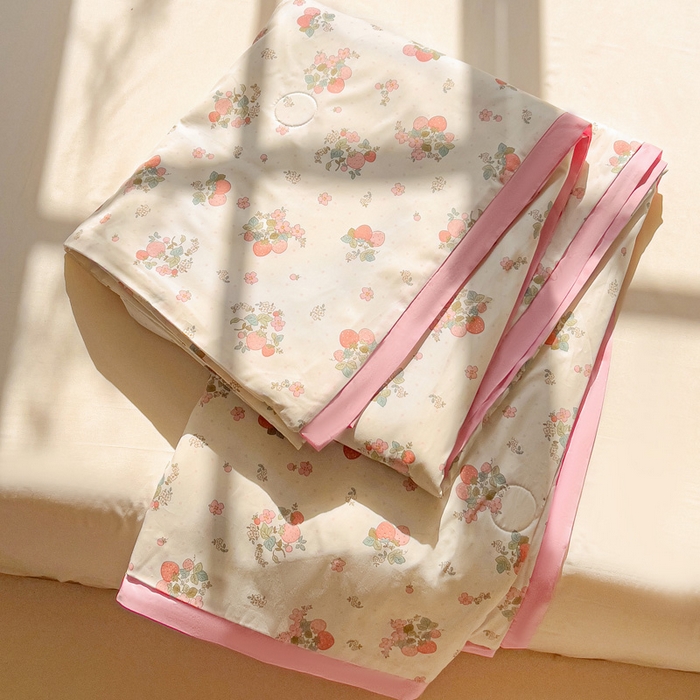 91家纺网 家纺一手货源 找家纺 十九色 2026新款液态硅胶奶嘴同源天丝棉飞边凉感夏被夏凉被空调被 草莓多多