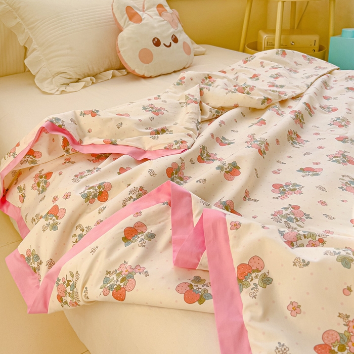 91家纺网 家纺一手货源 找家纺 十九色 2026新款液态硅胶奶嘴同源天丝棉飞边凉感夏被夏凉被空调被 草莓多多