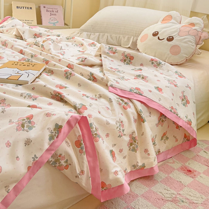 91家纺网 家纺一手货源 找家纺 十九色 2026新款液态硅胶奶嘴同源天丝棉飞边凉感夏被夏凉被空调被 草莓多多