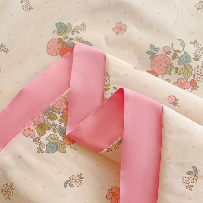 91家纺网 家纺一手货源 找家纺 十九色 2026新款液态硅胶奶嘴同源天丝棉飞边凉感夏被夏凉被空调被 草莓多多