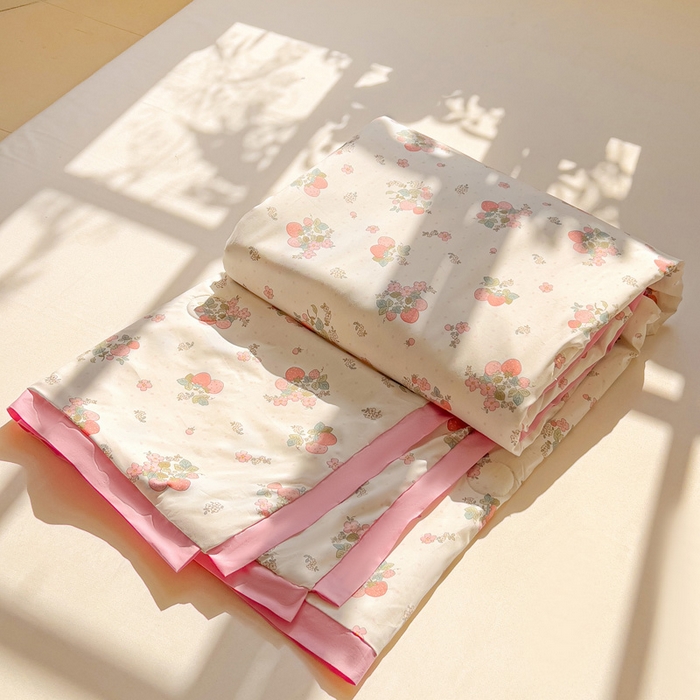 91家纺网 家纺一手货源 找家纺 十九色 2026新款液态硅胶奶嘴同源天丝棉飞边凉感夏被夏凉被空调被 草莓多多