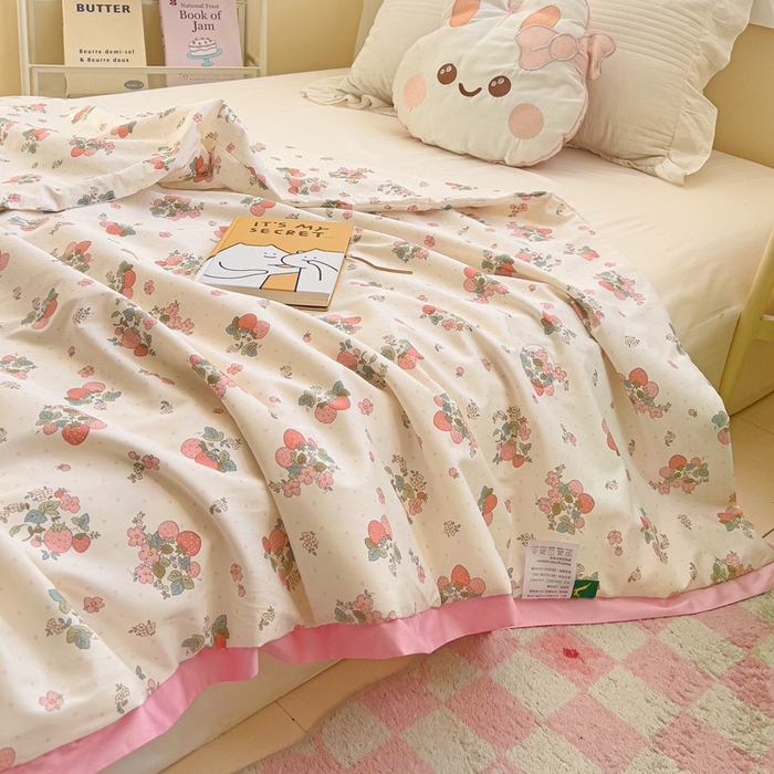 91家纺网 家纺一手货源 找家纺 十九色 2026新款液态硅胶奶嘴同源天丝棉飞边凉感夏被夏凉被空调被 草莓多多