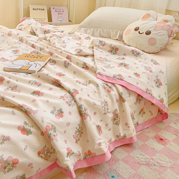 91家纺网 家纺一手货源 找家纺 十九色 2026新款液态硅胶奶嘴同源天丝棉飞边凉感夏被夏凉被空调被 草莓多多