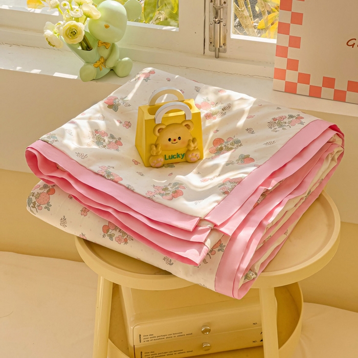 91家纺网 家纺一手货源 找家纺 十九色 2026新款液态硅胶奶嘴同源天丝棉飞边凉感夏被夏凉被空调被 草莓多多